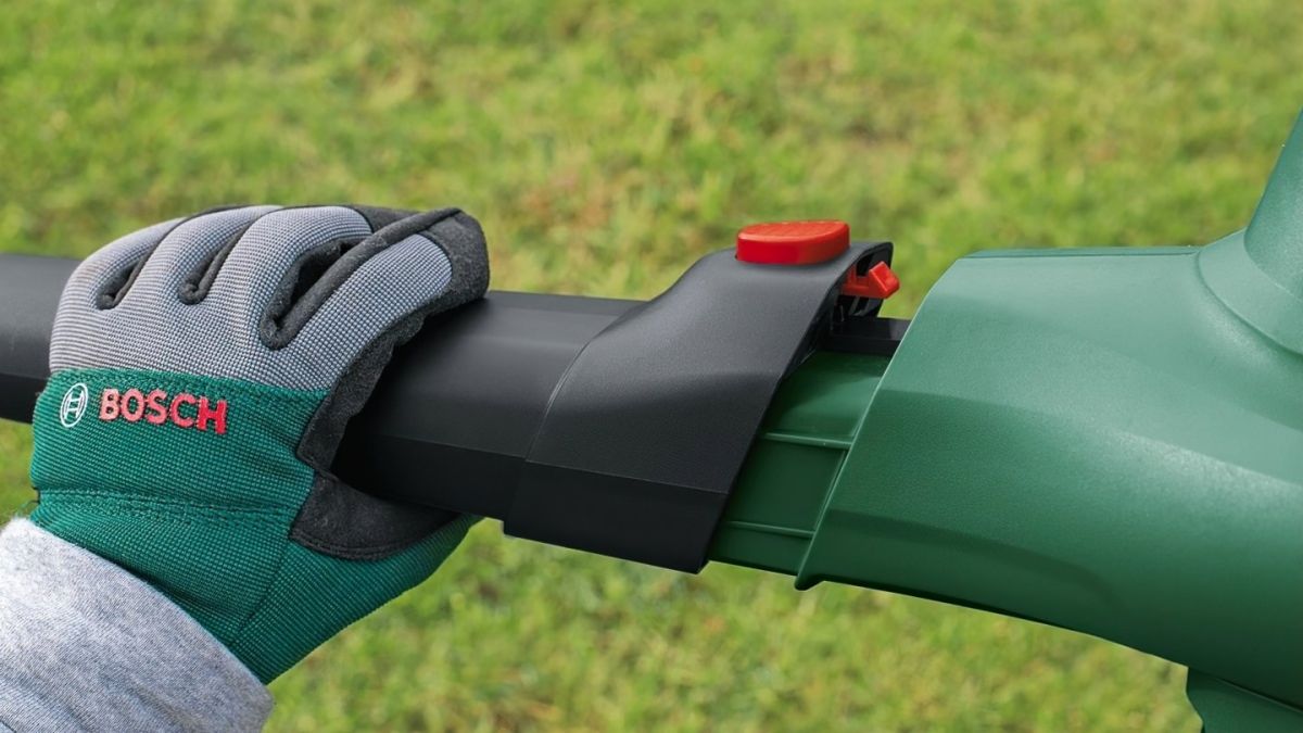 Повітродувка Bosch UniversalGardenTidy 3000 (0.600.8B1.001)